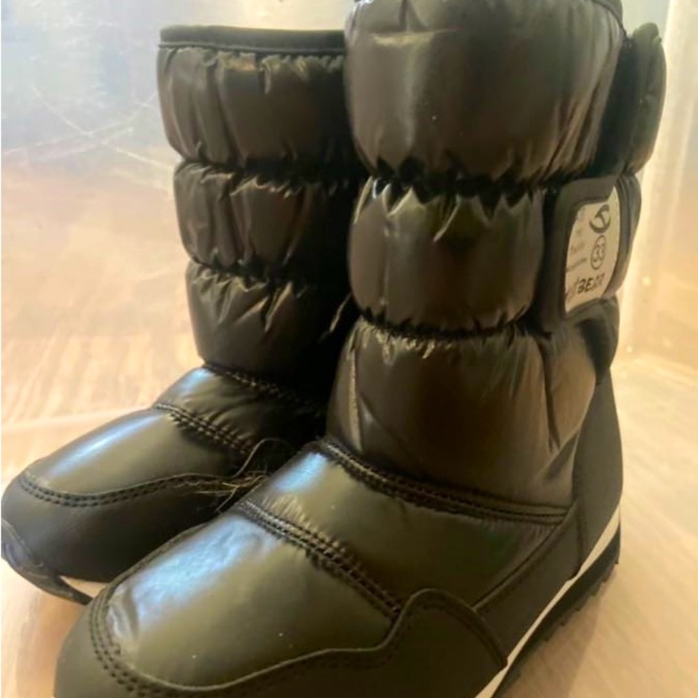 Kids black and white puffer boots